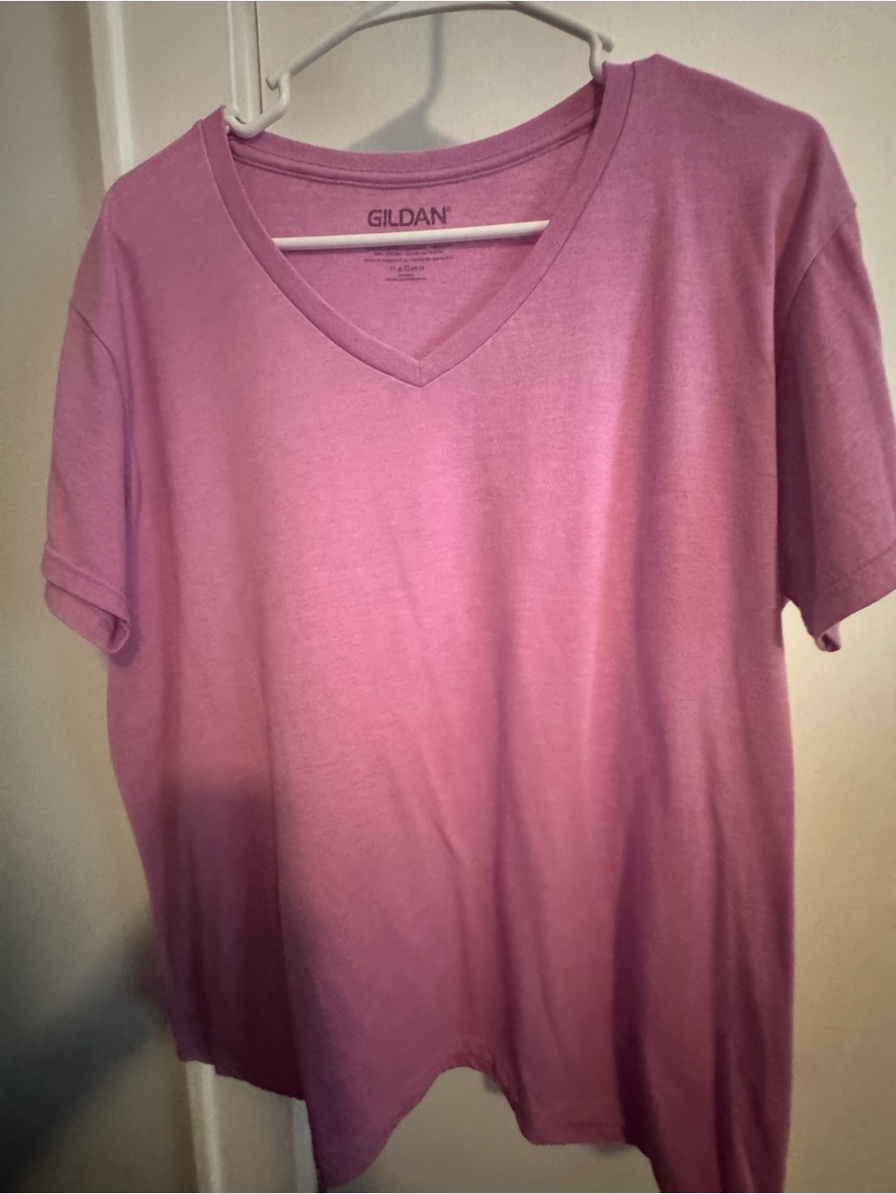 Gildan V-Neck T-Shirt in Lavender Pink